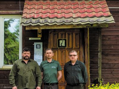 Leśnicy z Nadleśnictwa Augustów z pracownikiem Biebrzańskiego Parku Narodowego