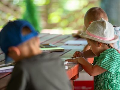 Były kolorowanki, wycinanki i każdy mógł samodzielnie zrobić swoją świecę z węzy pszczelej- fot. Marek Węgrzynowicz