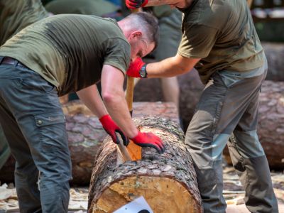 Ekipy były bardzo zaangażowane w dzianie kłód bartnych- fot. Marek Węgrzynowicz