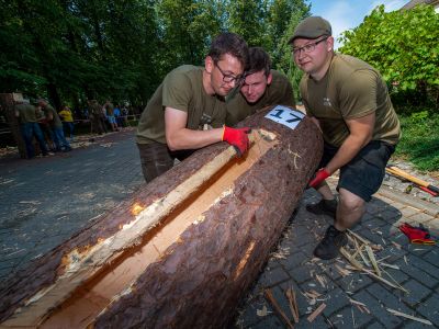 Dzianie kłody to też wspólna pomoc- fot. Marek Węgrzynowicz