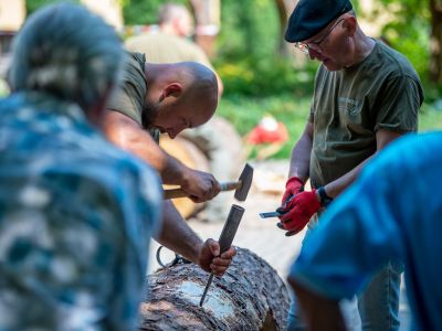 Dzianie kłody wymaga siły ale też precyzji i skupienia- fot. Marek Węgrzynowicz