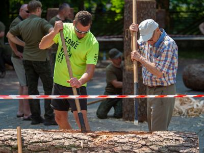 Publiczność też mogła spróbowac swoich sił w dzianiu kłody bartnej- fot. Marek Węgrzynowicz
