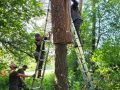 Leśnicy z Nadleśnictwa Szczebra podczas zawieszania jednej z wielu kłód bartnych- fot. Nadleśnictwo Szczebra Leśnicy z Nadleśnictwa Szczebra podczas zawieszania jednej z wielu kłód bartnych- fot. Nadleśnictwo Szczebra