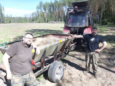 Wykonanie łąk kwietnych wymagało zaangażowania wielu osób- fot. Nadleśnictwo Augustów