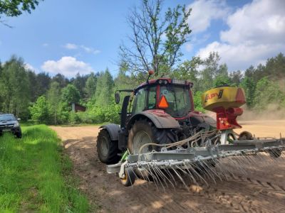 Prace podczas zakładania łąk kwietnych- fot. Nadleśnictwo Augustów