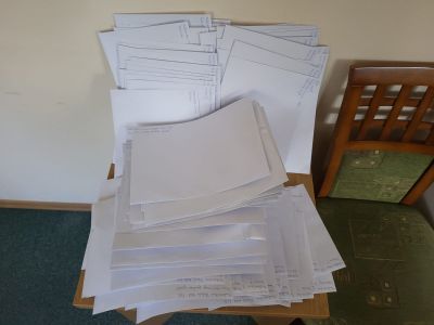 Zapakowane w koperty próby pszczół wysłane zostały do PIWet w Puławach- fot. Joanna Jadeszko