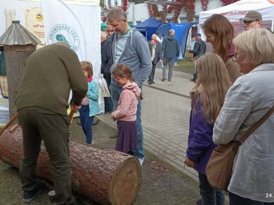 Nawet małe dziewczynki chciały poczuć się bartnikami- fot. Joanna Jadeszko