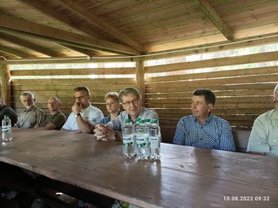 Spotkanie warsztatowe odbyło sie pod wiatą przy szkółce lesnej Nadleśnictwa Szczebra- fot. Joanna Jadeszko