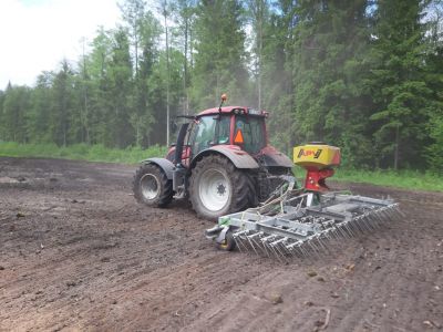 Przygotowanie łąk kwietnych wymagało użycia ogromnych maszyn- fot. Nadleśnictwo Augustów