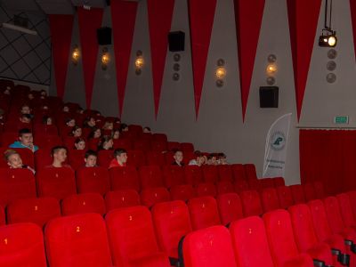 Augustowska młodzież szkolna podczas seansu filmu Łowcy Miodu/ fot. Marek Węgrzynowicz