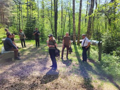 Spacer jedną ze ścieżek przyrodnoczo-edukacyjnych z botanikiem- fot .Adam Sieńko