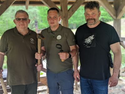 Leśnicy z Puszczy Augustowskiej przekazali parkowi komplet narzędzi bartnych- fot. Joanna Jadeszko