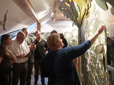 Zwiedzanie przyrodniczej  izby edukacyjnej - fot. Joanna Jadeszko