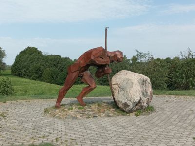 Rzeźba-pomnik na terenie Auksztockiego Parku Narodowego- fot. Joanna Jadeszko