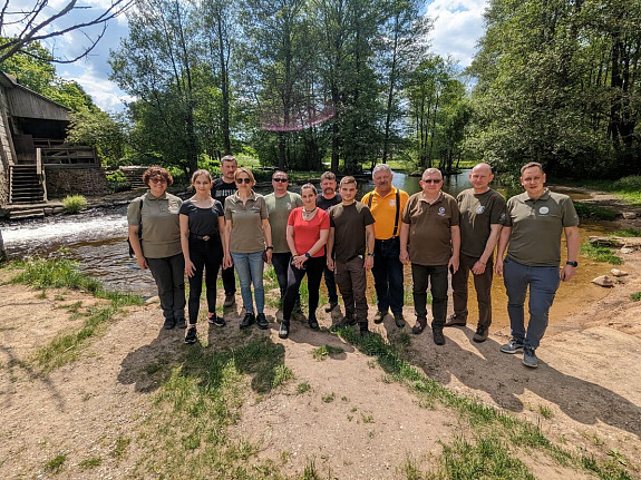 Zdjęcie grupowe polskich leśników z Pracownikami Auksztockiego Parku Narodowego na Litwie- fto. Marija Garejeva